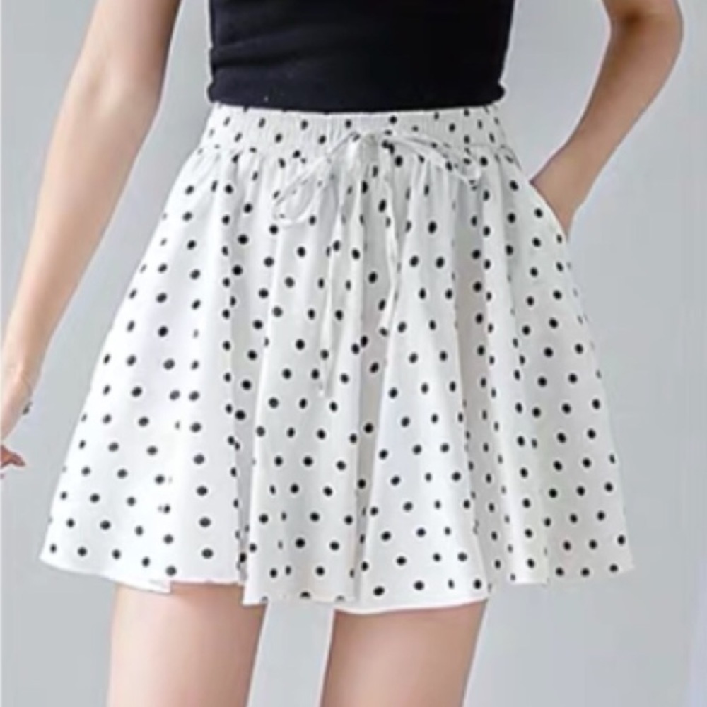 White Black Polka Dots Chiffon Pull On Short / Mini Skirt